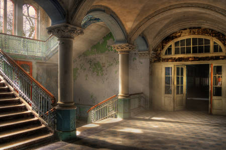 Terk edilmiş sanatoryum Beelitz-Heilstätten