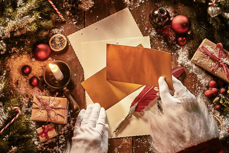 Санта-Клаус пише листи