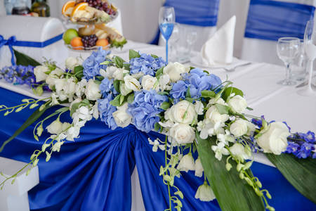 Kompozycja kwiatów na weselnym stole