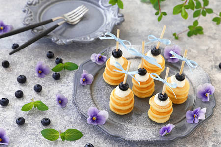 Mini-Pfannkuchen mit Blaubeeren